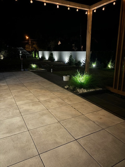 Oświetlenie ogrodowe sterowane za pomocą aplikacji.