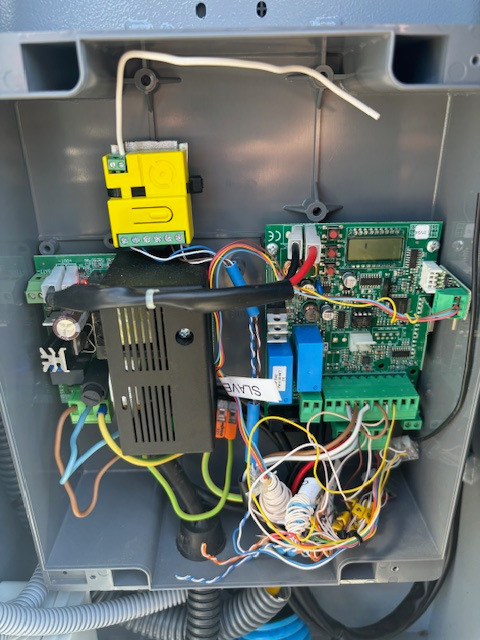 Centrala szlabanu Beninca Lady5 zintegrowana ze sterownikiem zewnętrznym Proxima Osiedle oraz sterownikiem SOS Proxima.