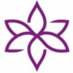 Fioletowy, abstrakcyjny symbol kwiatu o sześciu płatkach, utworzony z przeplatających się linii, na białym tle.