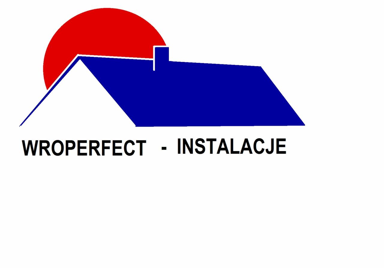 Logo firmy Wroperfect - Instalacje. Grafika przedstawia schematyczny zarys domu z czerwonym słońcem w tle. Kolorystyka: biały, niebieski i czerwony.