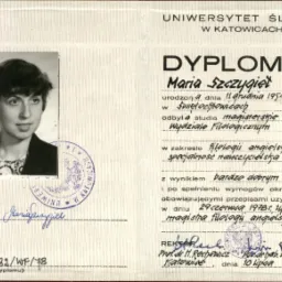 Skan dyplomu ukończenia filologii angielskiej Uniwersytetu Śląskiego w Katowicach z 1978 roku, z fotografią absolwentki Marii Szczygieł i pieczęciami uczelni.
