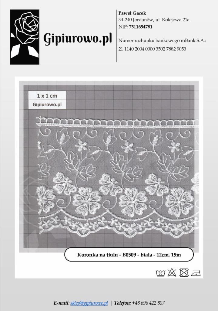 Delikatna, biała koronka na tiulu z motywem kwiatowym, prezentowana na tle szarej kratki milimetrowej, widoczny fragment etykiety z nazwą sklepu i numerem modelu.