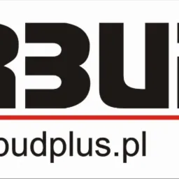 Logo firmy ARBUD plus z adresem strony internetowej www.arbudplus.pl, czarne litery na białym tle z czerwoną linią i napisem 'plus'.