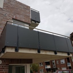 Balustrada balkonowa z wypełnieniem płytami HPL