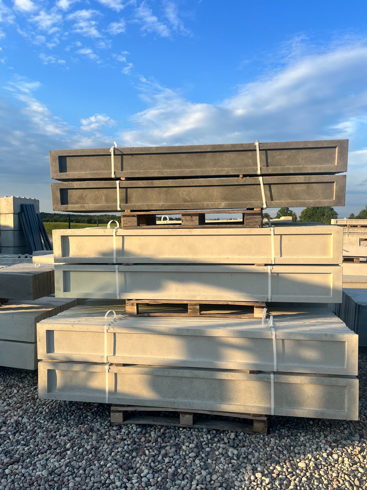 podmurówka betonowa w kolorze szarym i antracyt