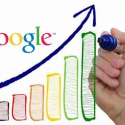 Ręcznie rysowany wykres słupkowy wzrostu z logo Google i strzałką skierowaną w górę, rysowany niebieskim markerem na białym tle.