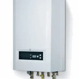 Biały, wiszący, kondensacyjny kocioł gazowy z czarnym panelem sterowania, widoczne przyłącza rur miedzianych i zawory, zamontowany na białej ścianie.