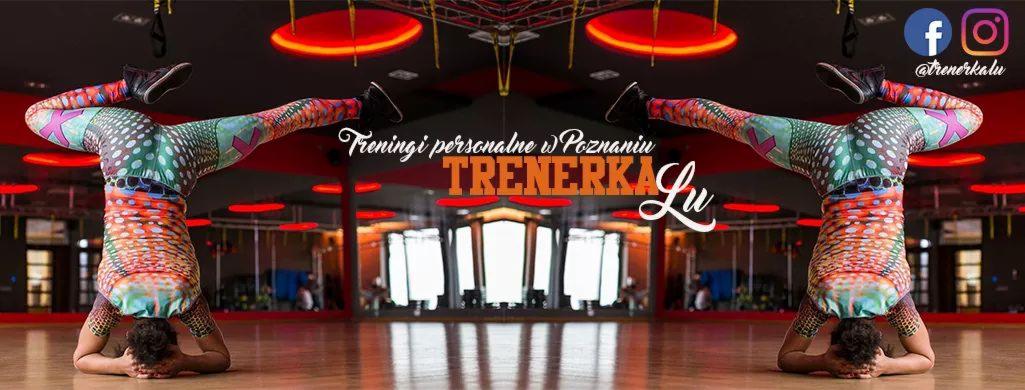 Dwie osoby w identycznych, kolorowych strojach wykonują pozycję stania na głowie w lustrzanym odbiciu na tle sali z czerwonymi lampami. Na zdjęciu widoczne logo firmy 'TRENERKA Lu' oraz ikony...