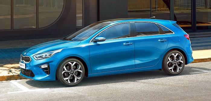 Błękitny, pięciodrzwiowy hatchback Kia Ceed zaparkowany na ulicy, widok z boku, felgi aluminiowe z czarnymi akcentami.
