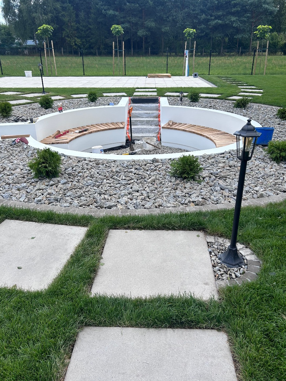 piekne okrągłe miejsce na palenisko - wgłebnik/strefa relaksu w twoim ogrodzie