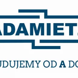 Logo firmy budowlanej Adamietz z hasłem Budujemy od A do Z, w kolorze niebieskim na białym tle.