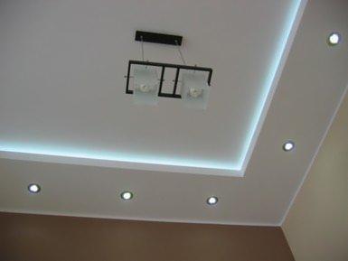 Podwieszany sufit z oświetleniem LED i lampą wiszącą z dwoma szklanymi kloszami, widok z dołu.