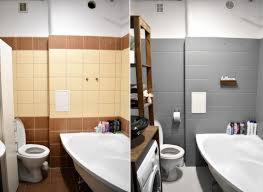 Porównanie wizualizacji 3D i efektu po remoncie: łazienka z beżowych płytek z brązowym pasem zamieniona na nowoczesną szarą z minimalistycznymi dodatkami.