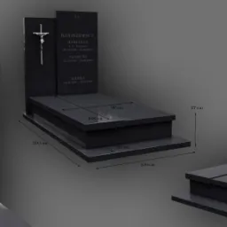 Wizualizacja 3D ciemnego, granitowego pomnika z wygrawerowanymi danymi osobowymi i krzyżem, przedstawiona z różnych perspektyw wraz z wymiarami.