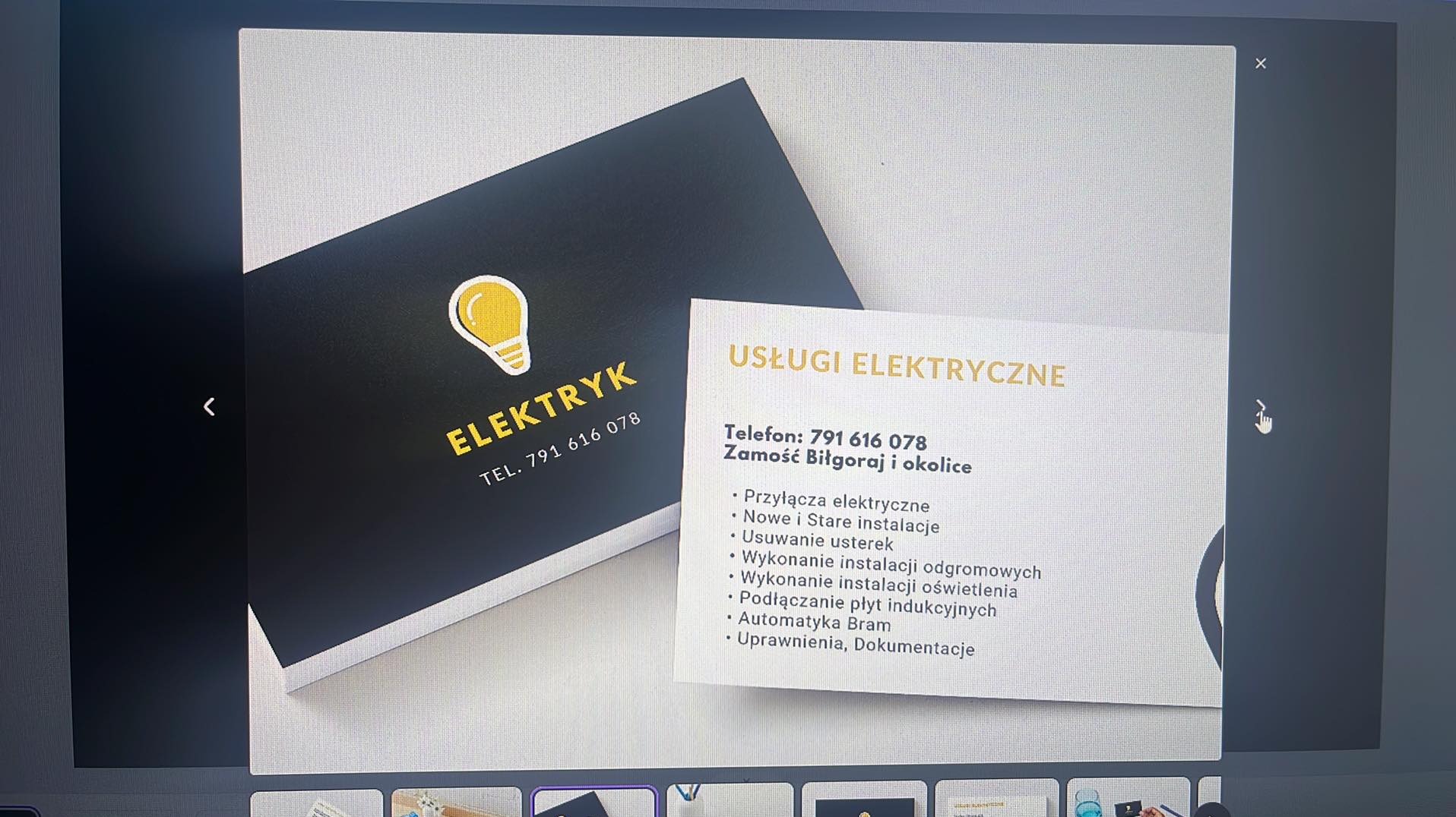 Wizytówki firmy elektrycznej z logo żarówki i listą usług: przyłącza, instalacje, usuwanie usterek, instalacje odgromowe, oświetlenie, płyty indukcyjne, automatyka bram, uprawnienia i dokumentacja.