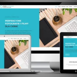 Responsywna prezentacja strony internetowej na ekranie monitora, laptopa, tabletu i smartfona, z widocznym biurkiem i elementami dekoracyjnymi w tle.