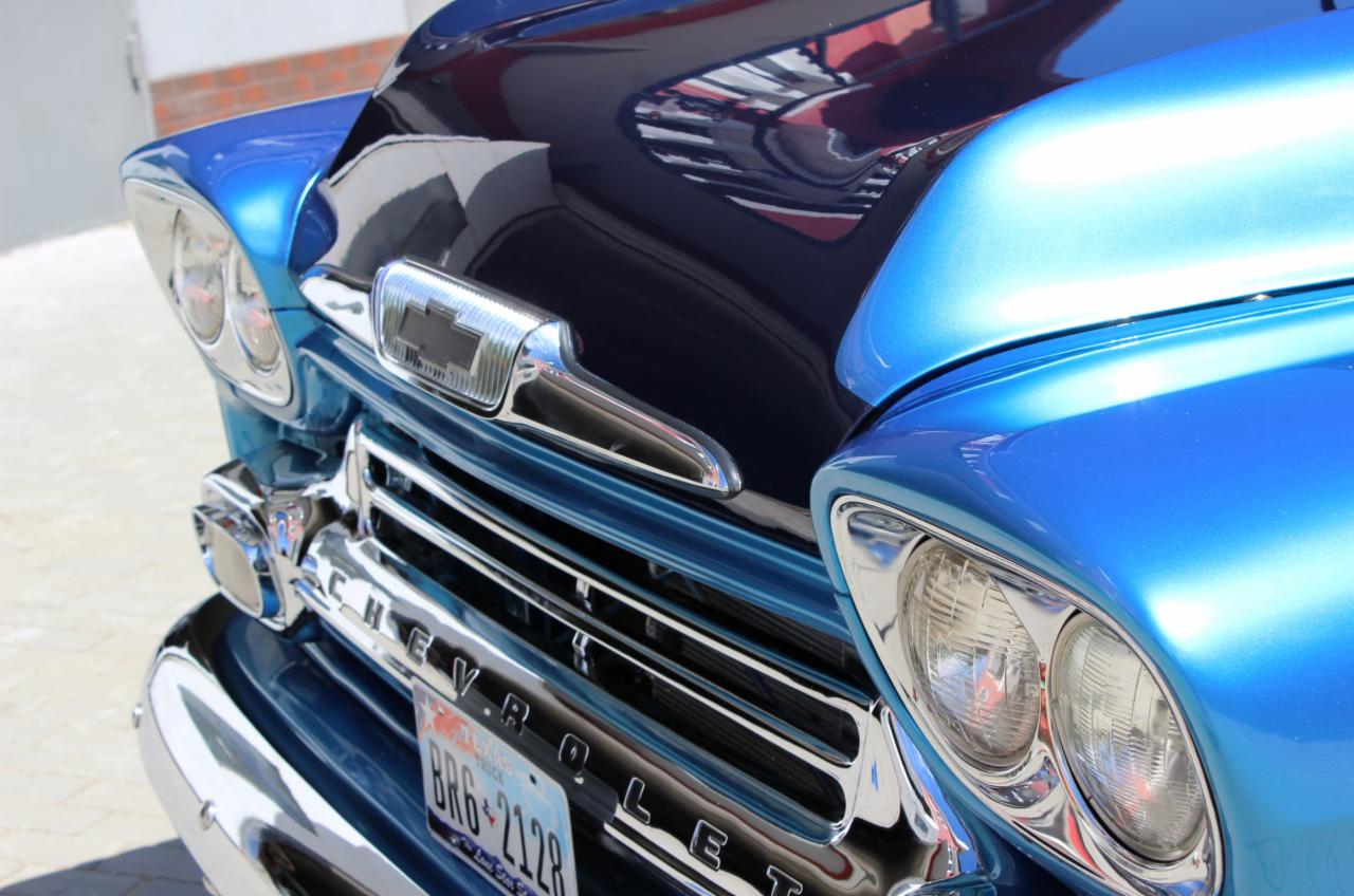 Błękitny, odrestaurowany Chevrolet z chromowanym grillem i widoczną tablicą rejestracyjną.