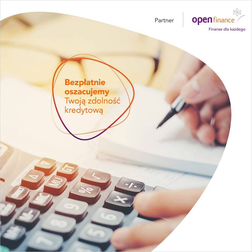 Kalkulator, notatnik i dłoń z długopisem; ocena zdolności kredytowej, logo Open Finance w prawym górnym rogu.