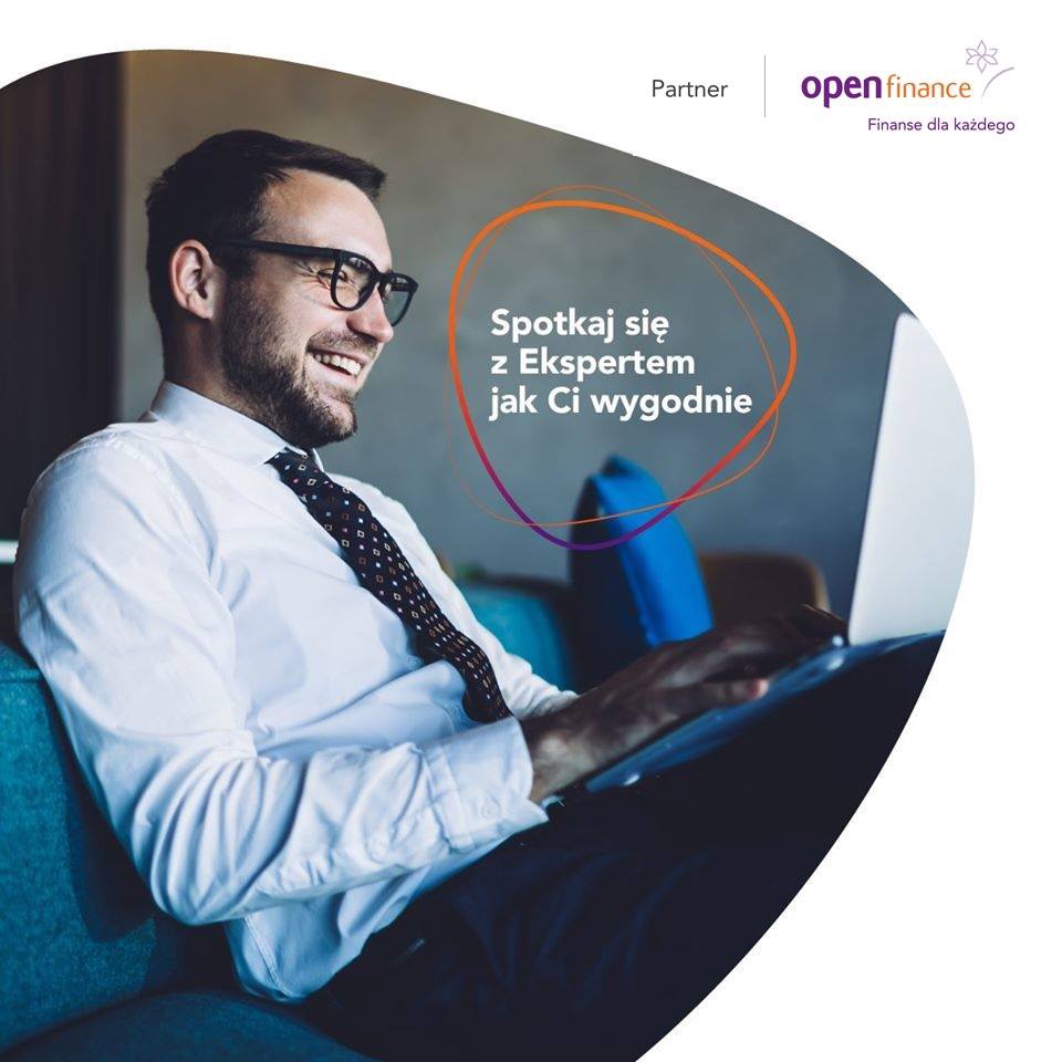 Uśmiechnięty mężczyzna w okularach i koszuli siedzi na kanapie z laptopem, widoczne logo Open Finance i napis 'Spotkaj się z Ekspertem jak Ci wygodnie'.