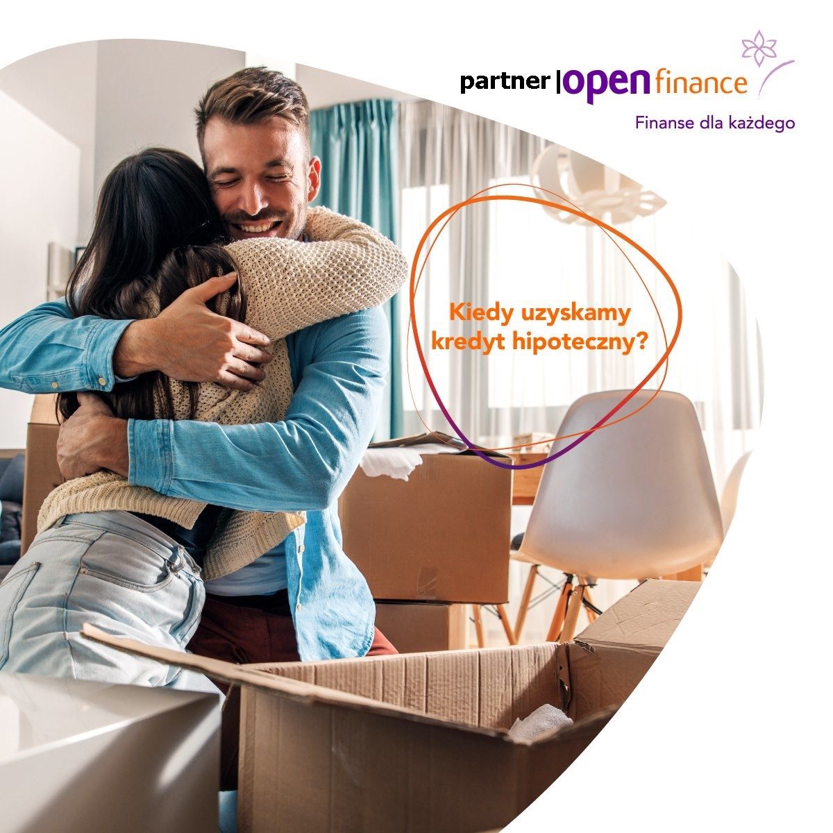 Para obejmująca się w nowym mieszkaniu, kartony do przeprowadzki, logo Partner Lopen Finance w rogu.