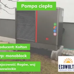 Zewnętrzna jednostka pompy ciepła monoblok Kołton, umieszczona na betonowym fundamencie przy ścianie budynku, z widocznym logo Ecowoltex w prawym dolnym rogu.