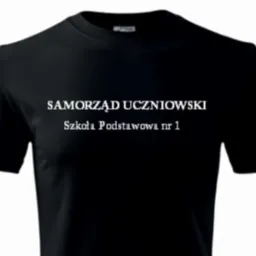 Czarna koszulka z białym nadrukiem: 'Samorząd Uczniowski Szkoła Podstawowa nr 1'. Widok z przodu, równomierne oświetlenie.