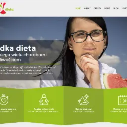 Strona internetowa dietetyczki 'Słodka dieta' z uśmiechniętą kobietą w okularach i arbuzem w tle, promująca zdrowe odżywianie i zapobieganie chorobom.