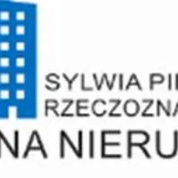 Niebieskie logo firmy Sylwia Pilarek-Stępień, rzeczoznawcy majątkowego, specjalizującej się w wycenie nieruchomości, z graficznym symbolem budynków.