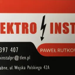 Wizytówka firmy Elektro Instal, prezentująca logo z symbolem błyskawicy, numer telefonu 889 397 407, adres e-mail elektroinstalpr@tlen.pl oraz dane adresowe w Jedwabnem.