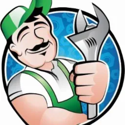 Ilustracja hydraulika z wąsami, trzymającego klucz nastawny na tle koła zębatego. Uśmiechnięty fachowiec w zielonym kombinezonie i czapce.