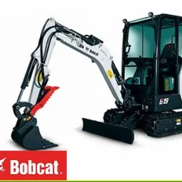 Nowa, biało-czarna mini koparka Bobcat E19 z czerwonym osprzętem hydraulicznym, widoczna na białym tle z logo Bobcat w lewym dolnym rogu.