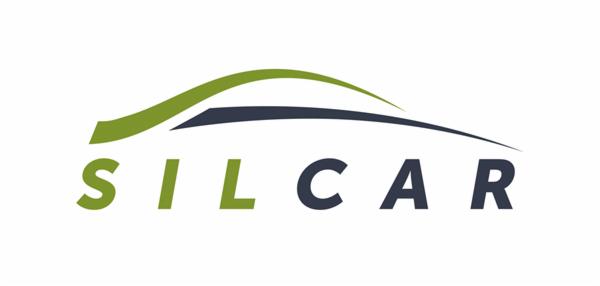 Logo firmy Silcar z abstrakcyjnym motywem dachu samochodu w kolorach zielonym i granatowym.