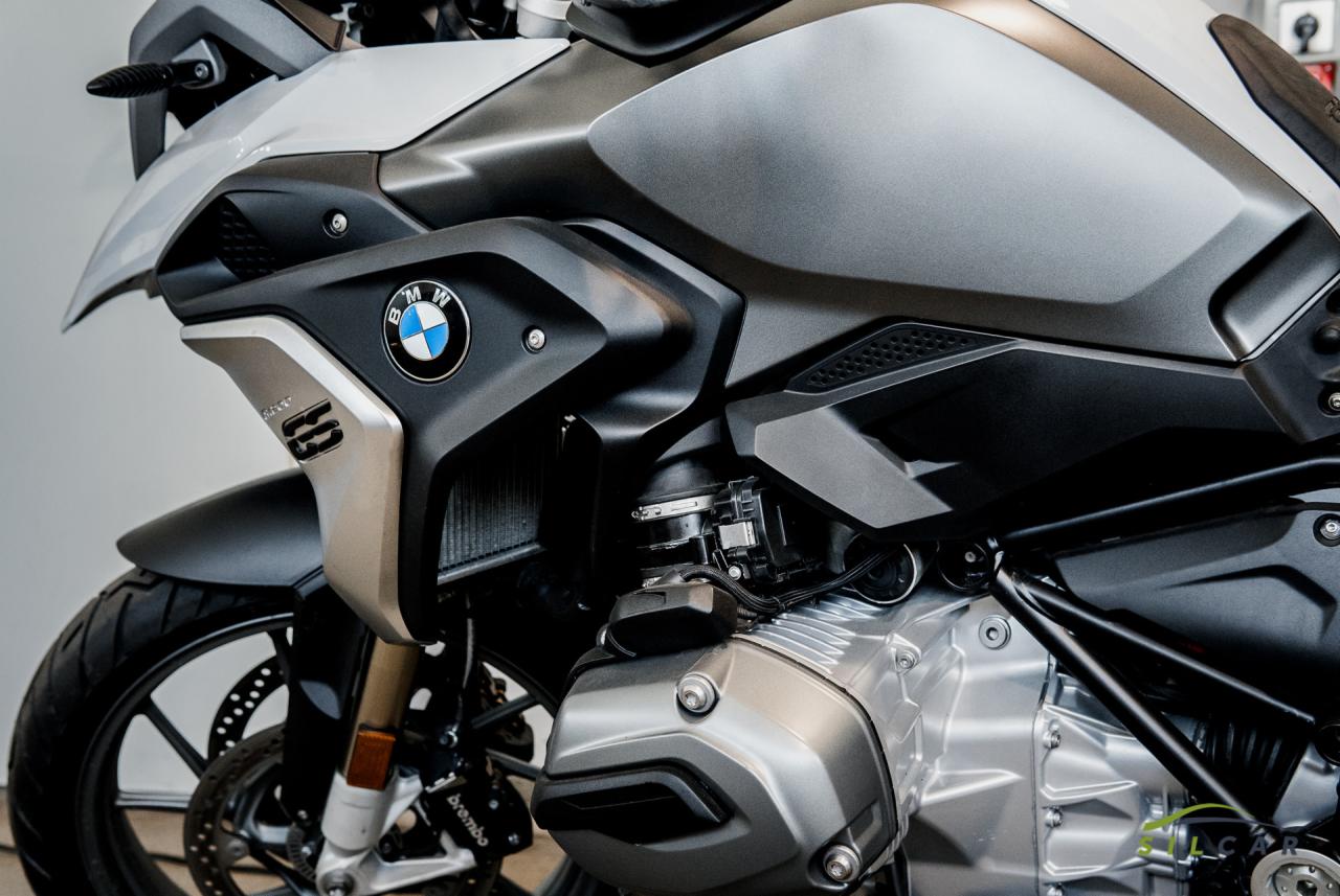 Szczegółowe ujęcie silnika motocykla BMW GS z widocznym logo marki i tarczą hamulcową Brembo.