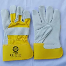 Para nowych, roboczych rękawic ochronnych z żółtym mankietem i szarą częścią dłoniową, leżących na białym tle, z widocznym logo i oznaczeniami certyfikacyjnymi.