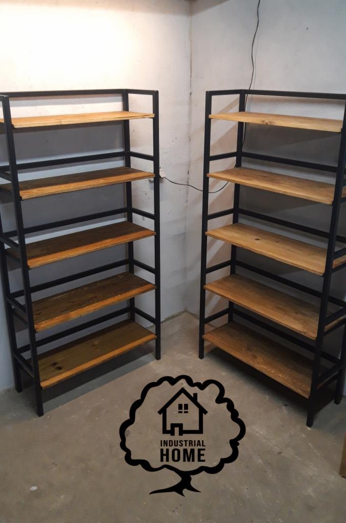 Dwa metalowe regały magazynowe z drewnianymi półkami w stylu industrialnym, widoczne logo 'INDUSTRIAL HOME' na podłodze.
