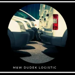 Flota białych busów zaparkowana blisko siebie, widok z niskiej perspektywy, z logo firmy M&W Dudek Logistic na dole kadru.