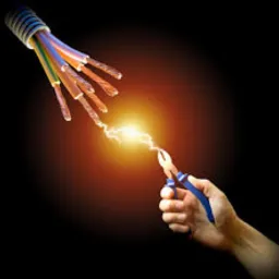 Dłoń w rękawicy trzyma szczypce przecinające przewody elektryczne, iskrzenie w miejscu cięcia, ciemne tło.