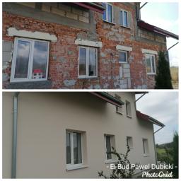 El-bud Paweł Dubicki - Porównanie stanu elewacji domu przed i po: od surowej cegły z ubytkami tynku do gładkiej, beżowej powierzchni. Widoczne okna w białych ramach i metalowa rynna.