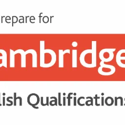 Logo Cambridge English Qualifications z czerwonym symbolem strzałki wskazującym w prawo.