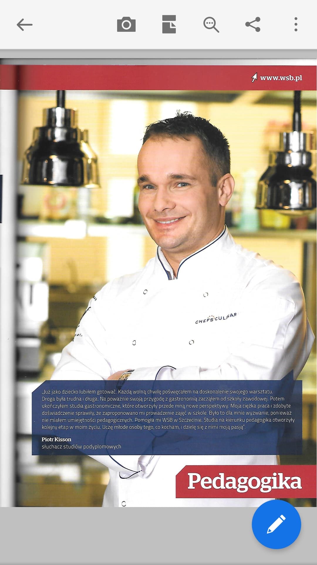 Portret uśmiechniętego kucharza Piotra Kissona w białym uniformie z logo Chefs Culinar na tle kuchni z lampami, fragment artykułu o jego doświadczeniu i pasji do gotowania oraz nauczania pedagogiki...