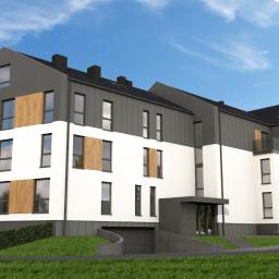 OPENINVEST sp. z o.o., sp. k. - Wizualizacja nowoczesnego apartamentowca z balkonami, elewacją w kolorach bieli, szarości i drewna, garażem podziemnym i zadbanym trawnikiem na pierwszym planie.