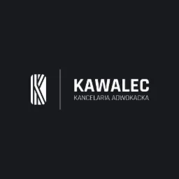 Minimalistyczne logo Kancelarii Adwokackiej Kawalec na ciemnym tle, z abstrakcyjnym symbolem litery 'K' po lewej stronie nazwy.