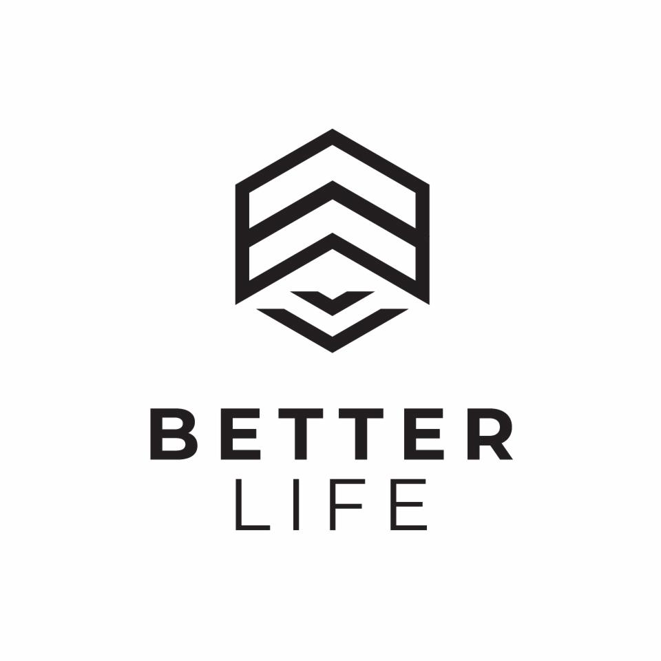 Minimalistyczne logo z geometrycznym symbolem przypominającym strzałki w heksagonie, nad napisem 'BETTER LIFE' w prostej czcionce na białym tle.