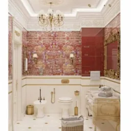 Elegancka łazienka w stylu retro z wzorzystymi, czerwonymi płytkami na ścianach, białymi panelami, złotymi akcentami i ozdobnym żyrandolem.