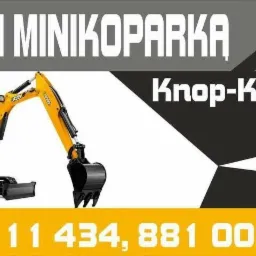 Żółta minikoparka JCB 8020CTS na białym tle, z hasłem 'Usługi Minikoparką Knop-Kop' i numerem telefonu, prezentowana jako oferta usług.
