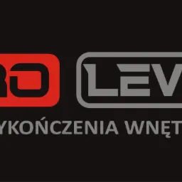 Logo firmy 'Pro Level Wykończenia Wnętrz' z czerwonym napisem 'PRO' i szarym napisem 'LEVEL' na czarnym tle.