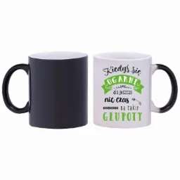 Dwa kubki ceramiczne: czarny i biały z napisem 'Kiedyś się ogarnę, ale jeszcze nie czas na takie głupoty', ustawione obok siebie na białym tle.