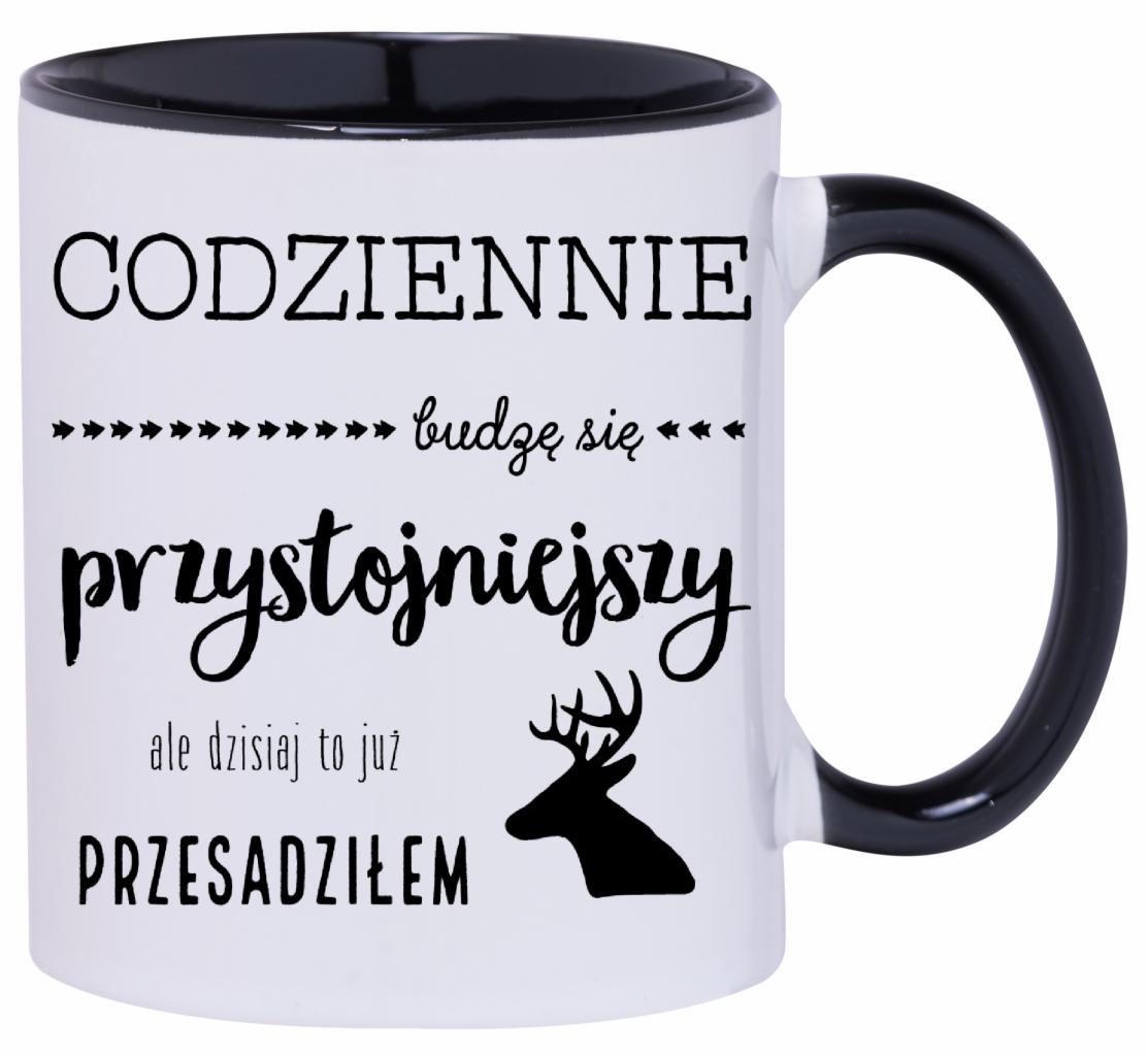 Biały kubek z czarnym wnętrzem i uchwytem, ozdobiony czarnym napisem 'Codziennie budzę się przystojniejszy, ale dzisiaj to już przesadziłem' i sylwetką jelenia.