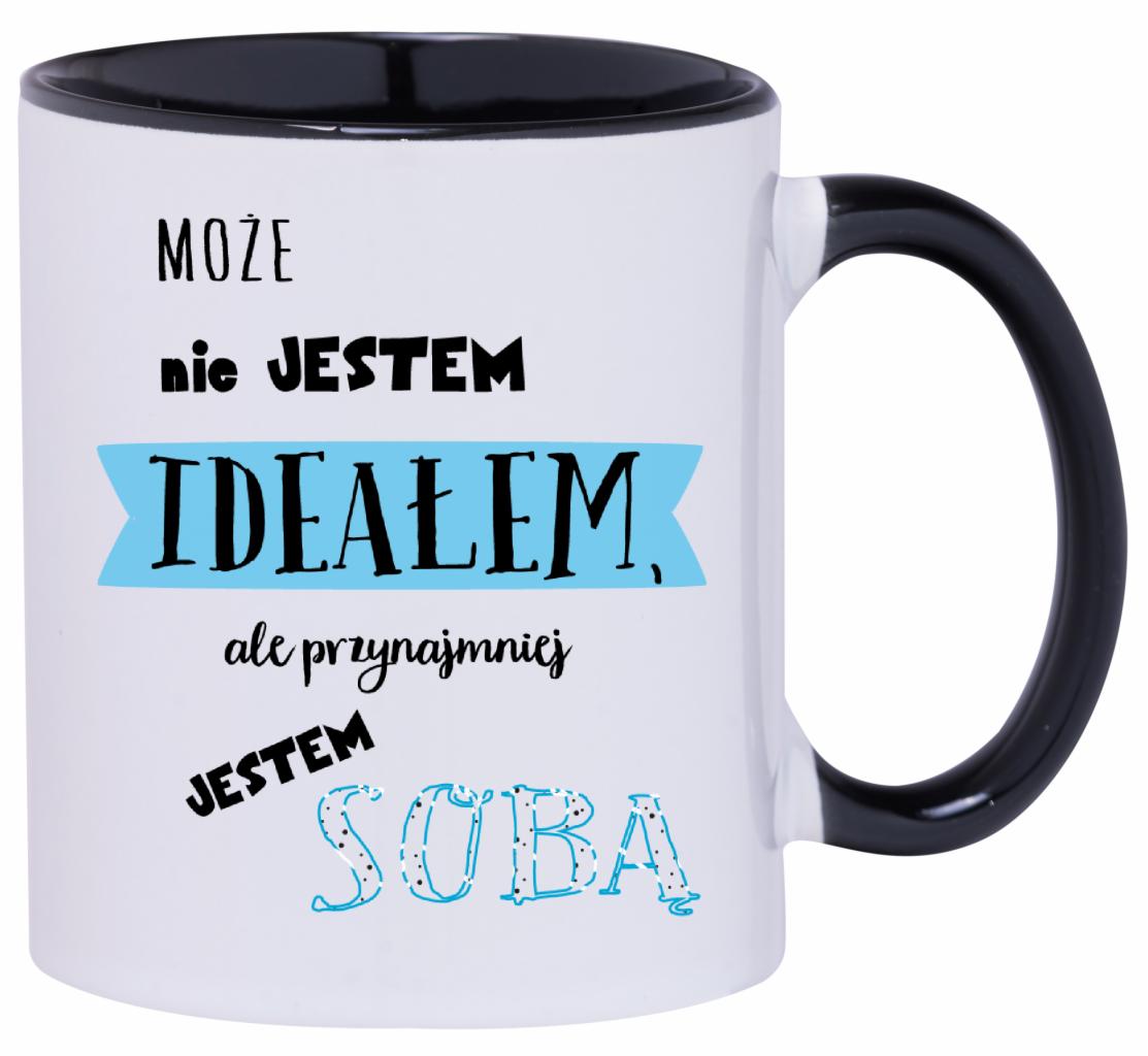Biały kubek z czarnym wnętrzem i uchwytem, z nadrukowanym napisem 'Może nie jestem ideałem, ale przynajmniej jestem sobą'.