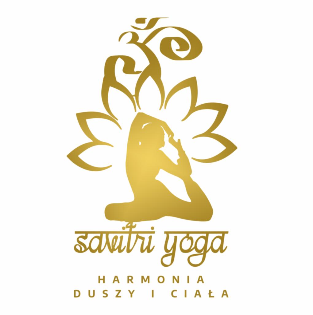 Złote logo studia Savitri z sylwetką osoby w pozycji rozciągającej nogę do głowy, otoczonej stylizowanym kwiatem lotosu i symbolem Om nad nią, hasło 'Harmonia Duszy i Ciała'.
